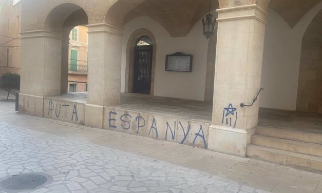 El Ayuntamiento de Felanitx amanece con pintadas de “Puta Espanya” y de una ‘estelada’