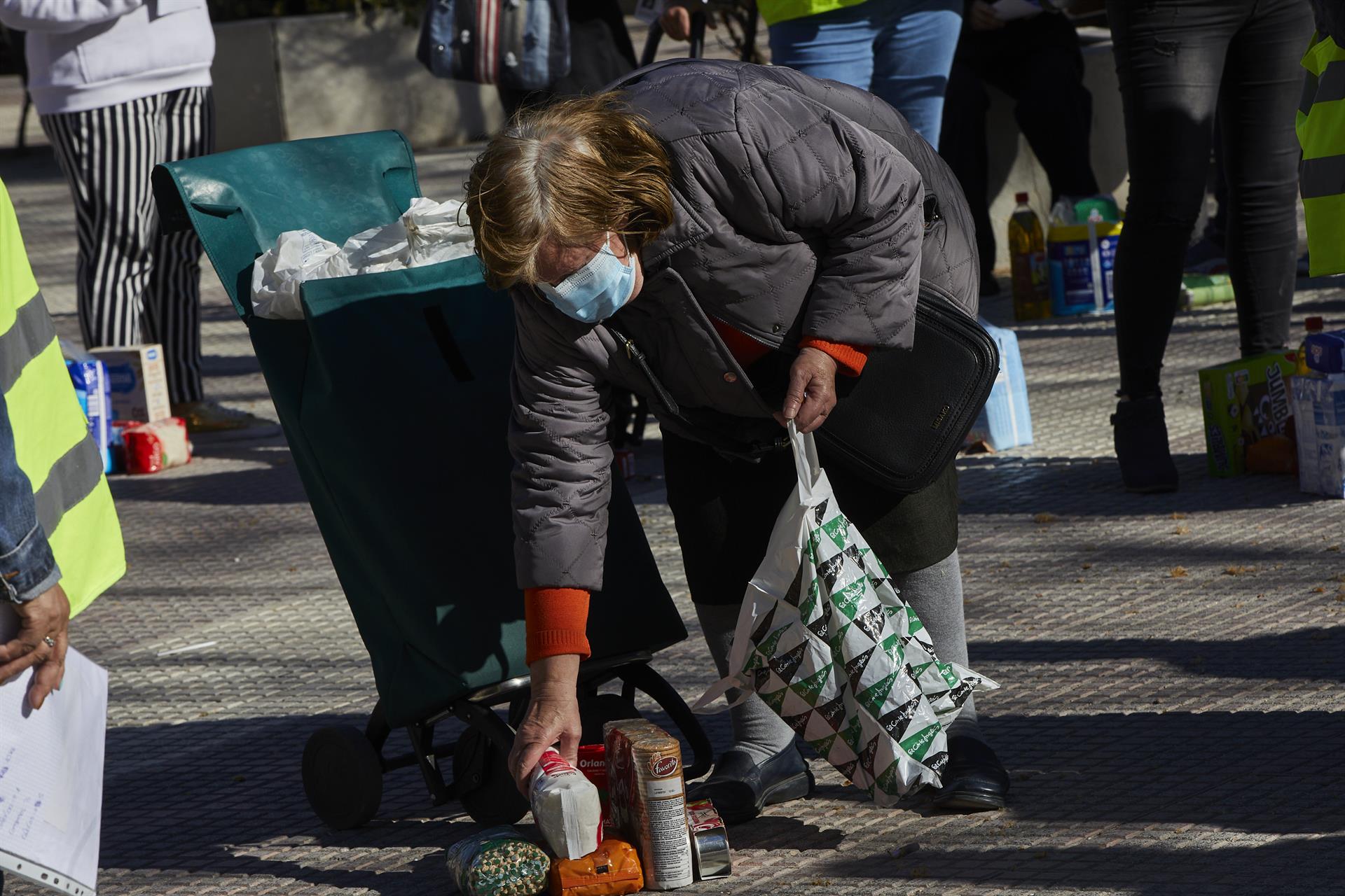 Una mujer recoge productos de alimentación donados en una entidad solidaria. - Jesús Hellín - Europa Press - Archivo