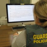 Agente de la Guardia Civil, frente a un ordenador. - GUARDIA CIVIL