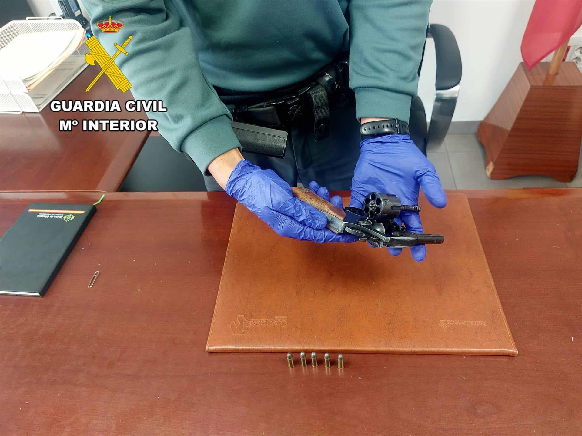 Revolver inacautado en Calvià - GUARDIA CIVIL - Archivo