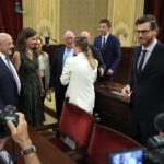 La presidenta del Govern, Marga Prohens, junto a diputados de Vox en el Parlament. - Isaac Buj - Europa Press - Archivo