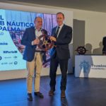 El conseller del Mar y del Ciclo del Agua, Juan Manuel Lafuente, entrega el premio Timón a la Entidad al Real Club Náutico de Palma - CAIB