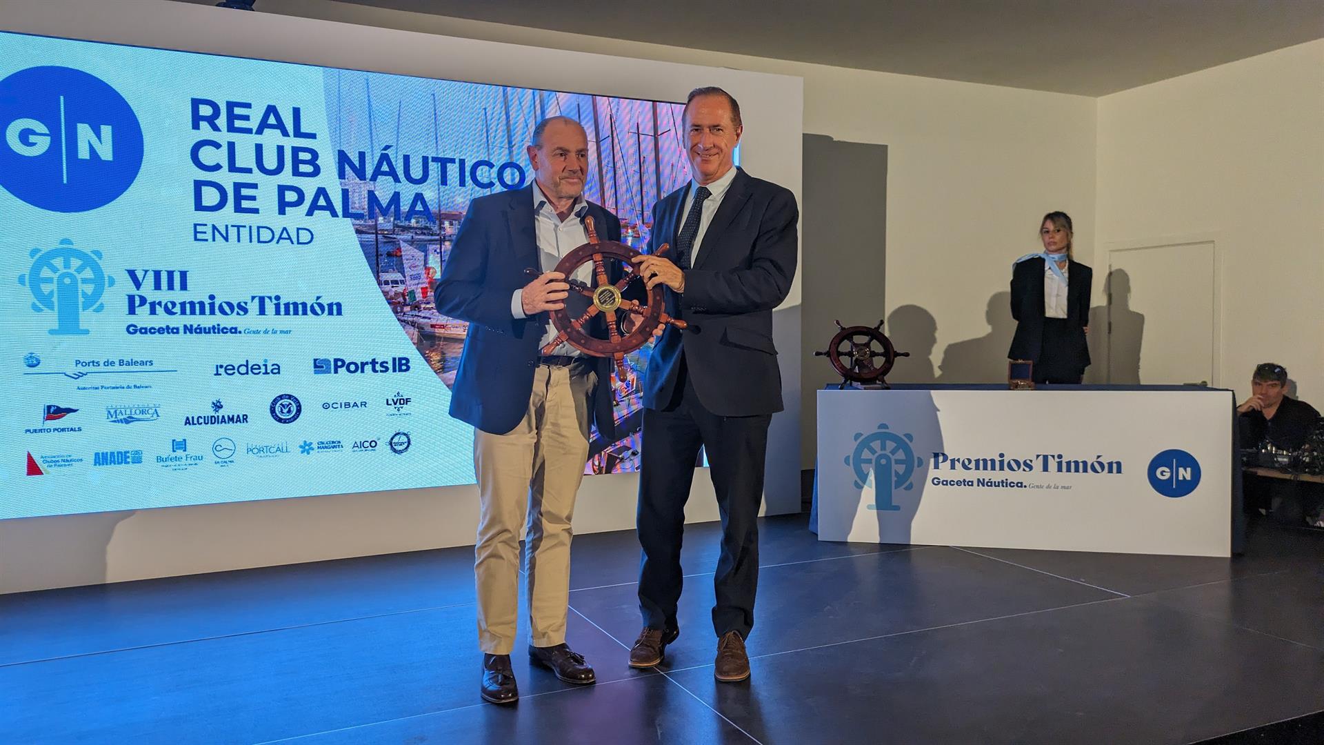 El conseller del Mar y del Ciclo del Agua, Juan Manuel Lafuente, entrega el premio Timón a la Entidad al Real Club Náutico de Palma - CAIB