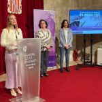 La presidenta del Govern, Marga Prohens, presenta la campaña por el 25N en el Consolat de Mar acompañada de la consellera de Familias y Asuntos Sociales, Catalina Cirer, y la directora del IbDona, Catalina Maria Salom. - EUROPA PRESS