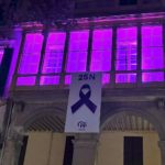El PP de Baleares ilumina su sede y despliega una lona con motivo del 25N. - PP