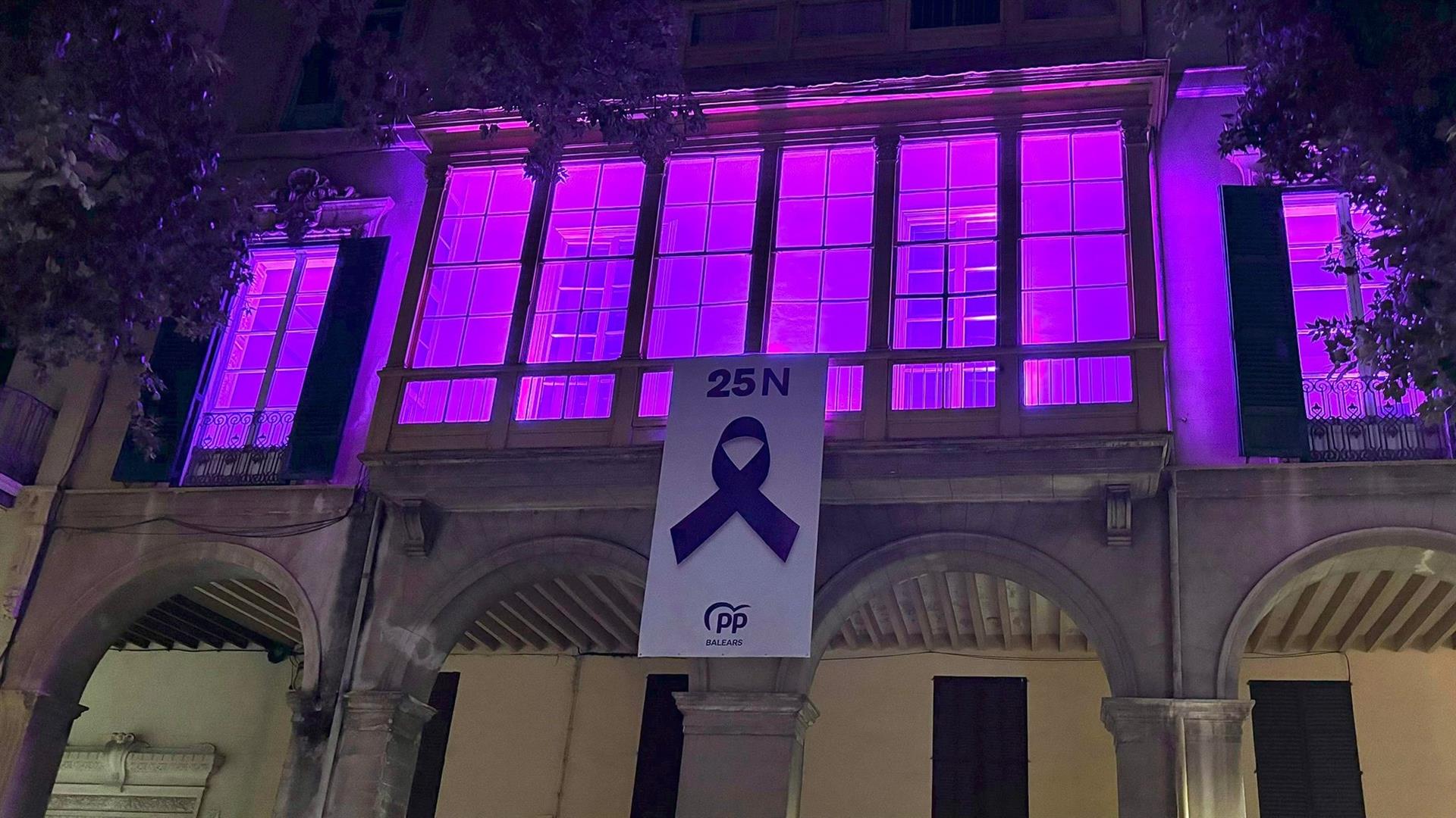 El PP de Baleares ilumina su sede y despliega una lona con motivo del 25N. - PP