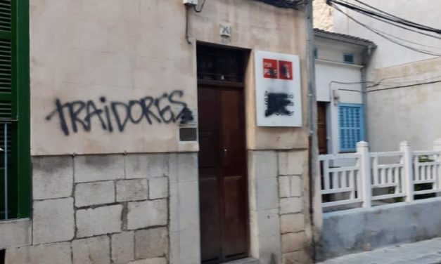 La sede de la agrupación socialista de Sóller amanece con pintadas de ‘Traidores’ en su fachada