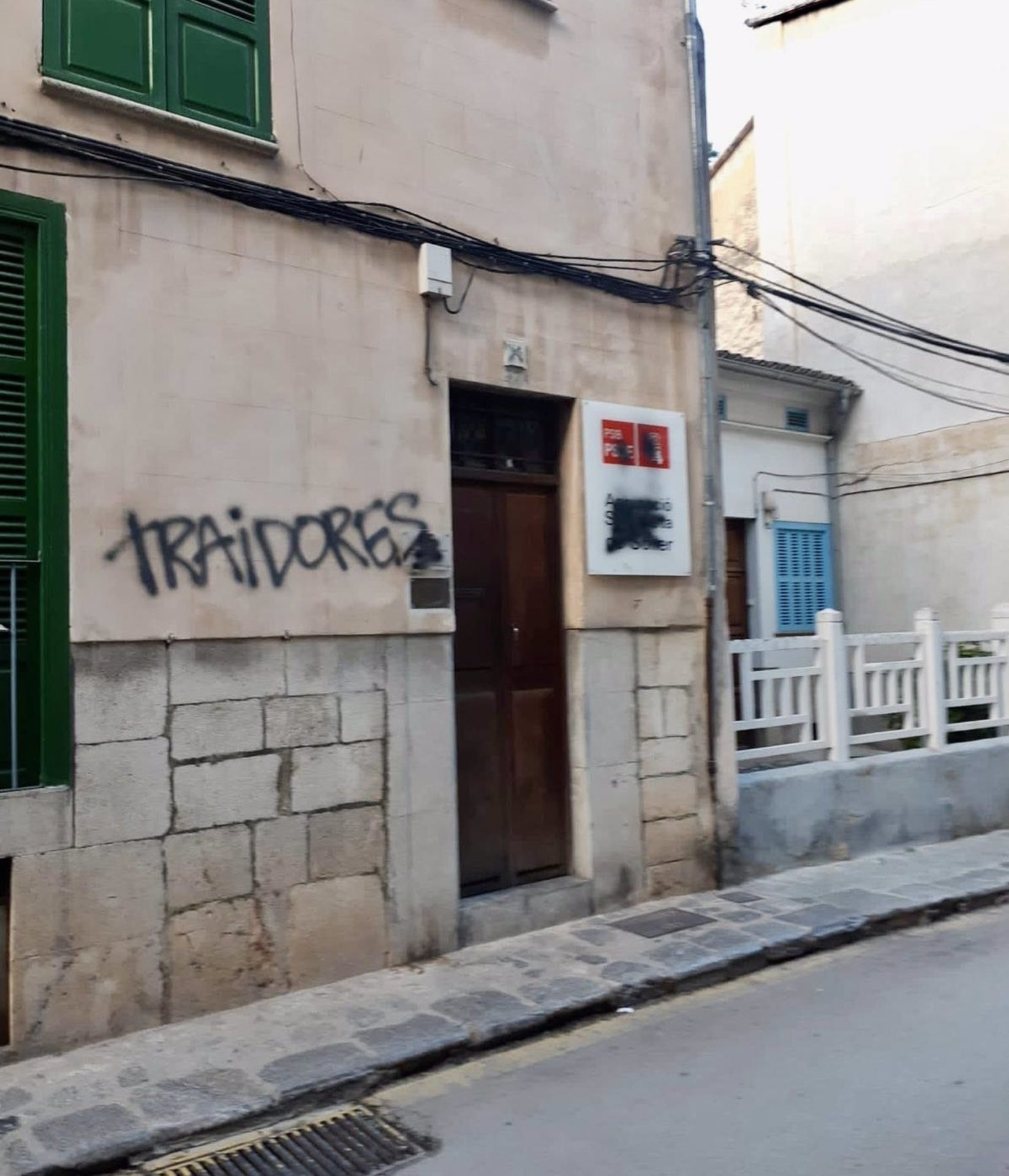 La sede de la agrupación socialista de Sóller con el mensaje "traidores" pintado. - PSIB-PSOE