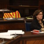 La silla vacía de un diputado de Més tras marcharse del pleno mientras interviene VOX en el Parlament balear. - Tomàs Moyà - Europa Press