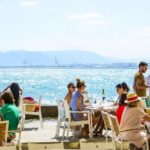 Trabajadores y clientes en una terraza. - TURISMO COSTA DEL SOL