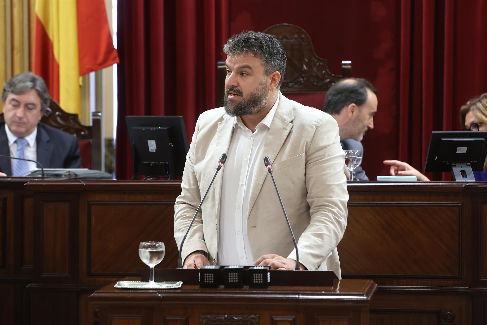 El portavoz de MÉS per Mallorca en el Parlament, Lluís Apesteguia, en una intervención en el Parlament. - Isaac Buj - Europa Press - Archivo