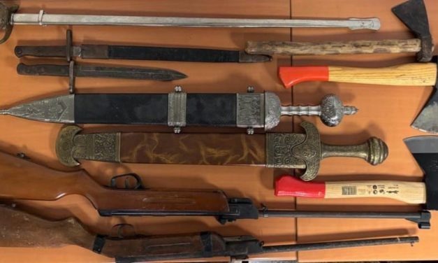 La Policía Nacional detiene a un hombre en Palma que portaba armas de fuego, munición y machetes