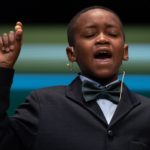 Ángel Albaga Elebiyo canta un quinto premio, el número 01568, durante el Sorteo Extraordinario de la Lotería de Navidad 2023 en el Teatro Real de Madrid, a 22 de diciembre de 2023, en Madrid (España). - Eduardo Parra - Europa Press