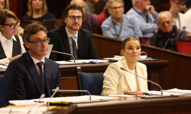 El Parlament suprime el ‘plus’ de 18.000 euros anuales a altos cargos de fuera de Baleares