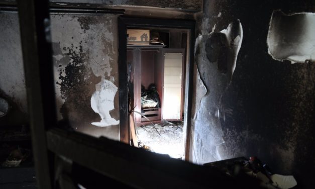 El detenido por incendiar su vivienda con su mujer e hijo dentro prendió fuego a una manta y huyó