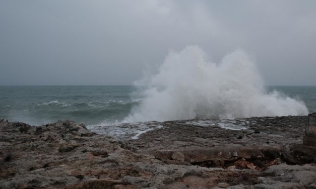El fuerte oleaje pone este sábado en riesgo a Menorca