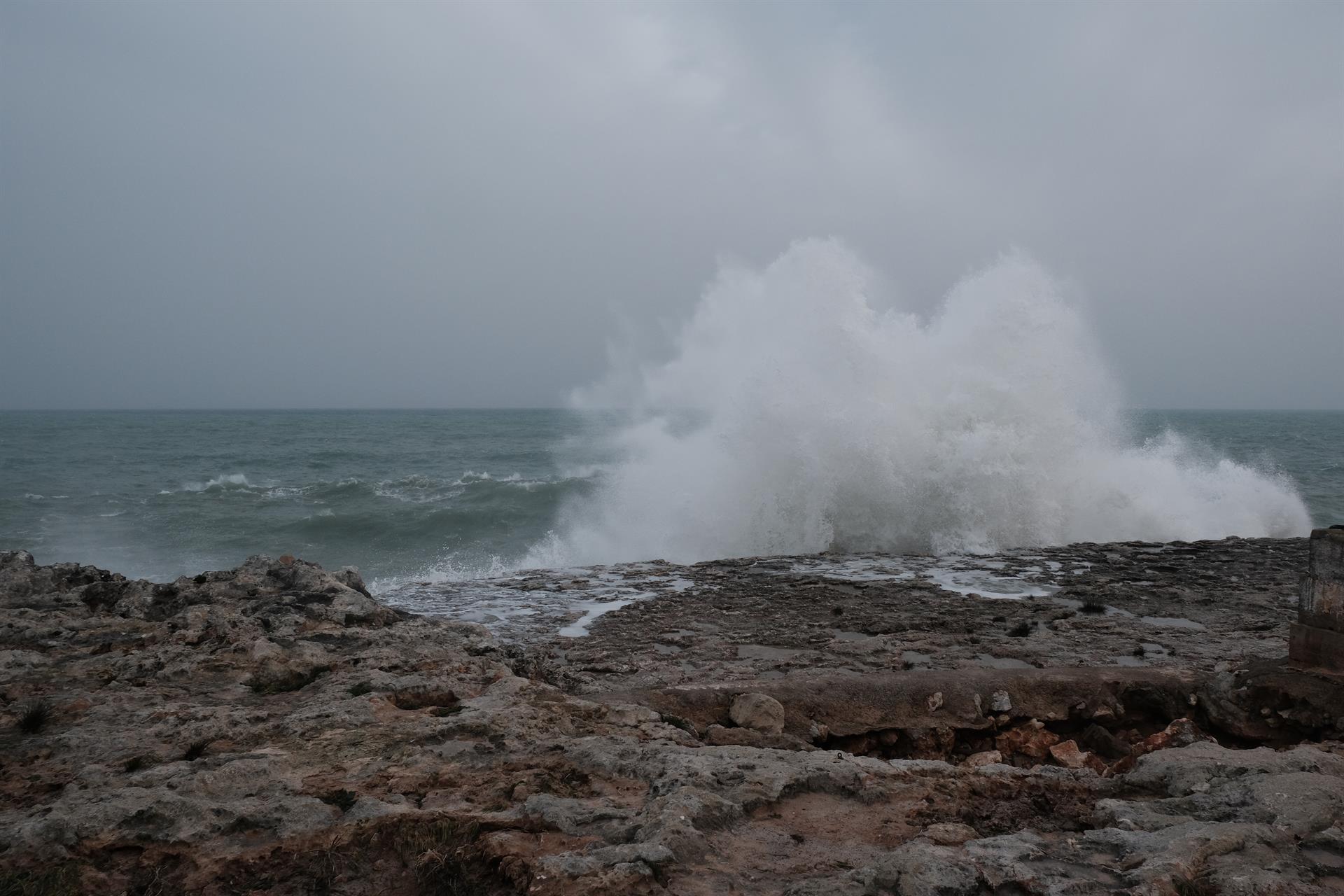 Grandes olas en la costa en Mallorca (España) - Isaac Buj - Europa Press - Archivo
