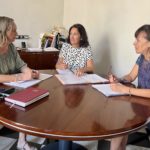 La directora de Ibdona, Catalina Salom, y las directoras insulares de Familias y Coordinación del Consell de Mallorca, María Garrido y Sandra Morell. - CAIB - Archivo