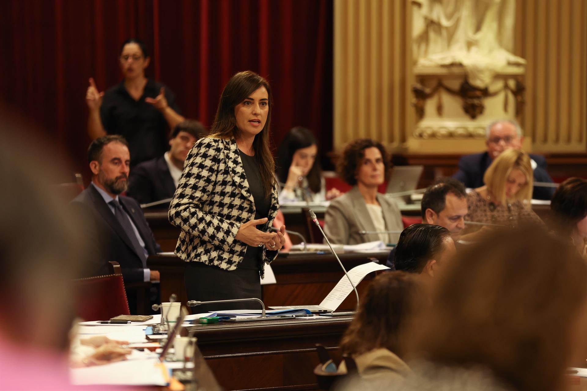 La diputada de VOX, Idoia Ribas, interviene durante un pleno en el Parlament balear, a 14 de noviembre de 2023, en Palma. - Tomàs Moyà - Europa Press