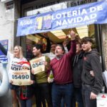 Empleados de la administración situada en la calle Arenal celebran que han vendido parte del número 5490 correspondiente al 'Gordo' del Sorteo Extraordinario de la Lotería de Navidad, a 22 de diciembre de 2022, en Madrid (España). En esta ocasió - Gustavo Valiente - Europa Press - Archivo