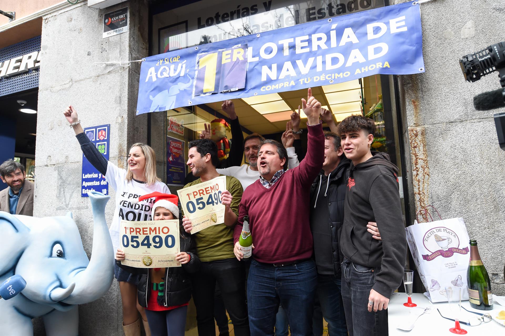 Empleados de la administración situada en la calle Arenal celebran que han vendido parte del número 5490 correspondiente al 'Gordo' del Sorteo Extraordinario de la Lotería de Navidad, a 22 de diciembre de 2022, en Madrid (España). En esta ocasió - Gustavo Valiente - Europa Press - Archivo