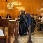A la derecha, sentado tras los abogados y el fiscal, el anciano que mató a un ladrón que asaltó su casa en Porreres en 2018. A la izquierda, en el banquillo, uno de los acusados por participar en el robo. - EUROPA PRESS - Archivo