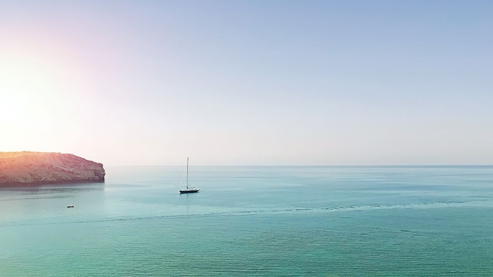 Vista soleada del mar Mediterráneo en Mallorca.