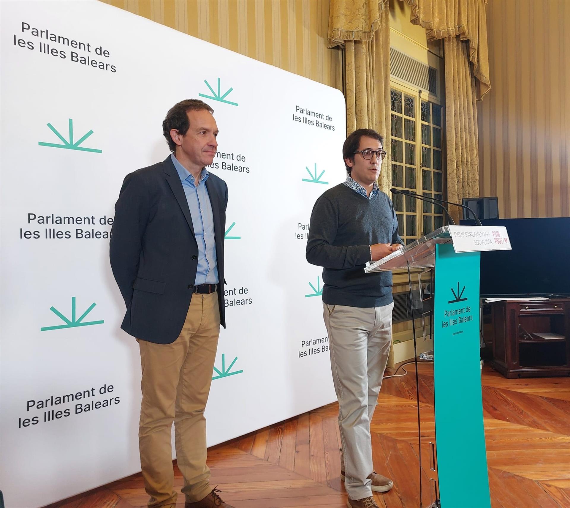 El portavoz parlamentario del PSIB-PSOE, Iago Negueruela, y el portavoz adjunto, Marc Pons, en rueda de prensa. - EUROPA PRESS