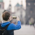 Una turista fotografía el Puente de Carlos en Praga con su smartphone - ALEXANDER SPATARI / ALEXANDER SPATARI - Archivo