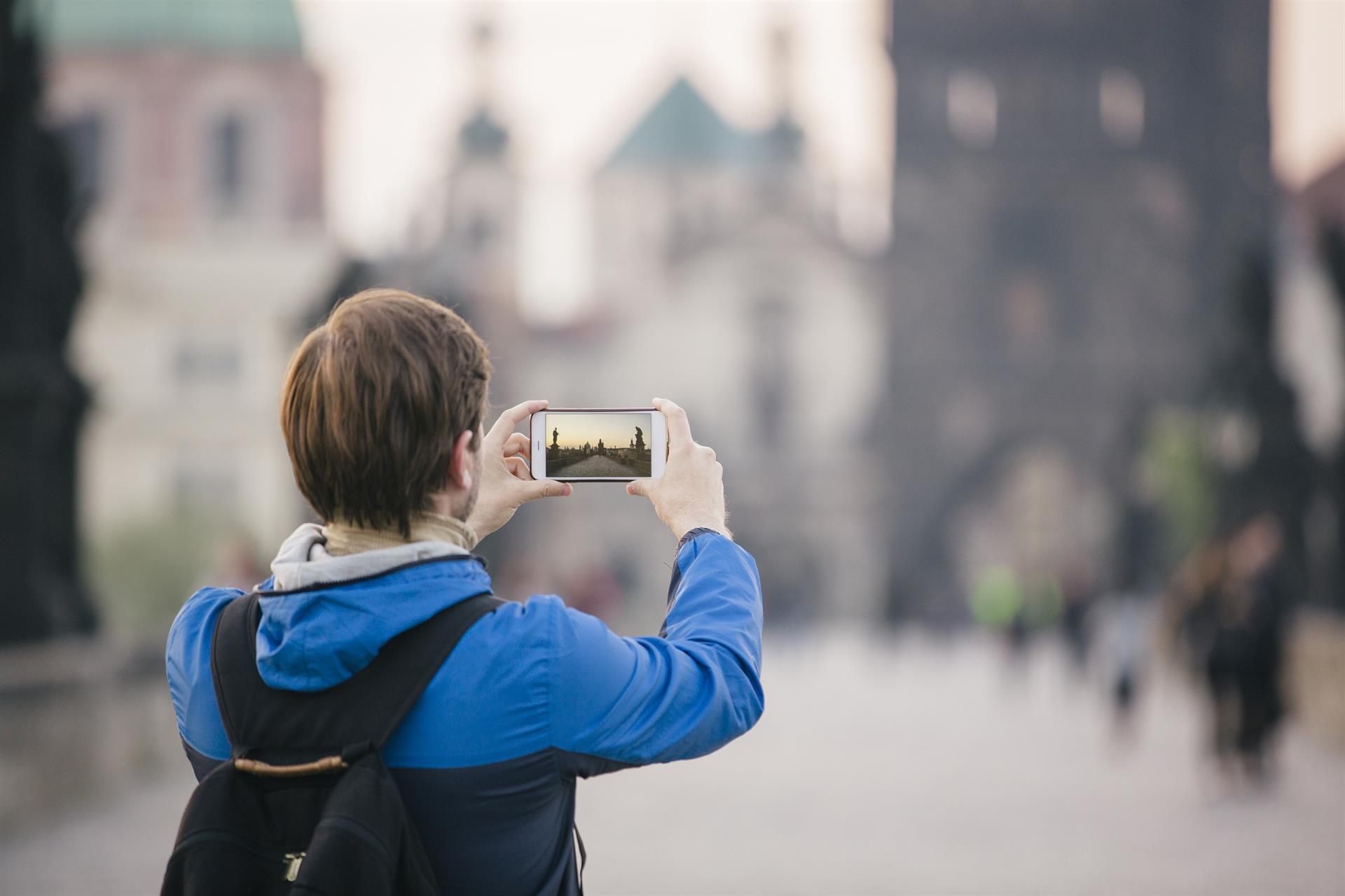 Una turista fotografía el Puente de Carlos en Praga con su smartphone - ALEXANDER SPATARI / ALEXANDER SPATARI - Archivo