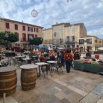 Vista de una de las plazas de Sineu, en día de mercado.