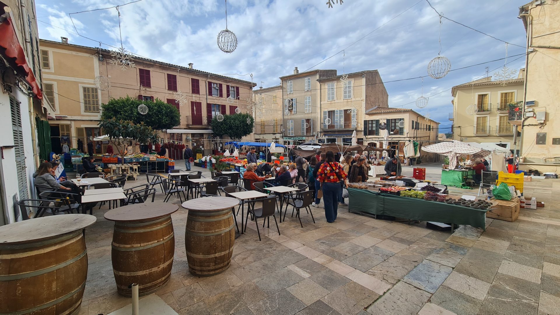 Vista de una de las plazas de Sineu, en día de mercado.