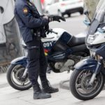 Un policía nacional junto a dos motos. - EUROPA PRESS - Archivo