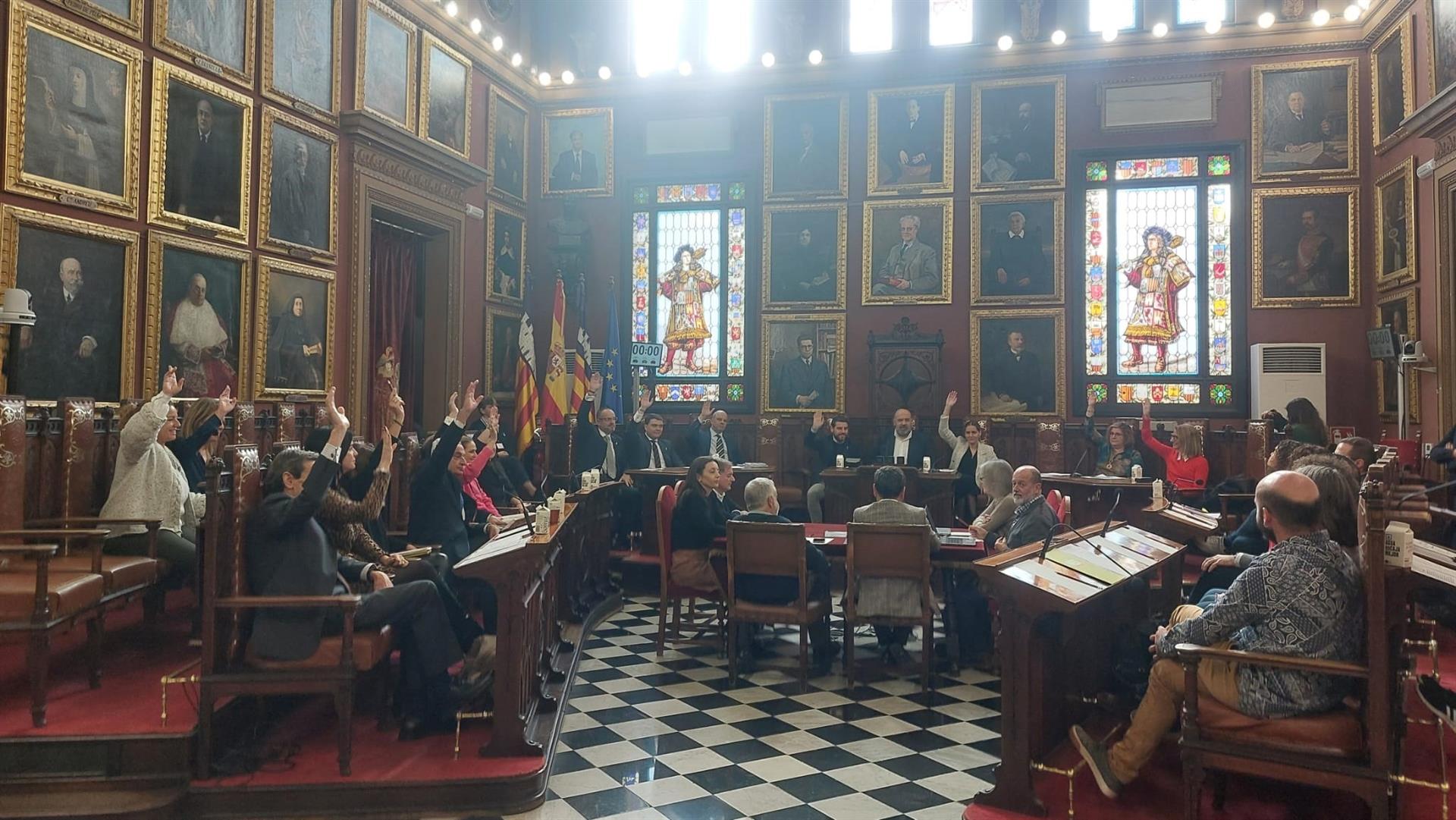 Momento de la votación para aprobar los presupuestos del Ayuntamiento de Palma de 2024. - EUROPA PRESS