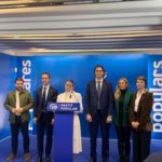 La presidenta del PP en Baleares, Marga Prohens, acompañada de otros 'populares' durante la tradicional copa de Navidad ante los medios - EUROPA PRESS