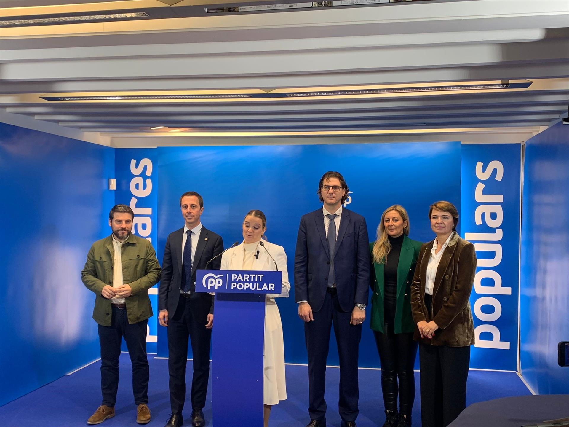 La presidenta del PP en Baleares, Marga Prohens, acompañada de otros 'populares' durante la tradicional copa de Navidad ante los medios - EUROPA PRESS