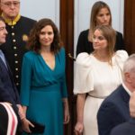 El presidente de la Junta de Castilla y León, Alfonso Fernández Mañueco (1i); la presidenta de la Comunidad de Madrid, Isabel Díaz Ayuso (2i), y la presidenta de Baleares, Marga Prohens (1d), durante el acto de jura de la Constitución ante las C - Eduardo Parra - Europa Press - Archivo