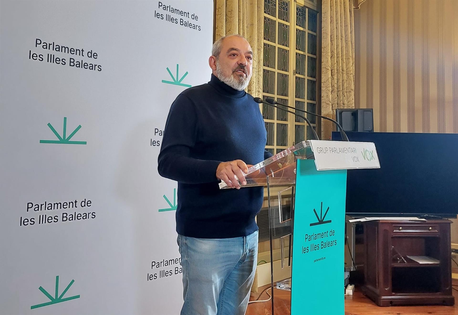 El portavoz parlamentario adjunto de Vox, Sergio Rodríguez, en rueda de prensa. - EUROPA PRESS