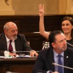 Los diputados de VOX Sergio Rodríguez e Idoia Ribas durante la votación en un pleno del Parlament balear, a 14 de noviembre de 2023. - Tomàs Moyà - Europa Press