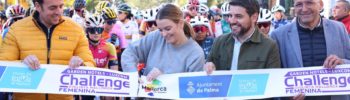 La presidenta del Govern, Marga Prohens, corta la cinta de la Challenger Ciclista Mallorca Femenina - CAIB