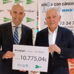 El director de Relaciones Institucionales de El Corte Inglés balear, Antonio Sánchez, hace entrega del cheque al presidente de Aspanob, Jaime Coll, con la recaudación solidaria hecha por Navidades. - EL CORTE INGLÉS