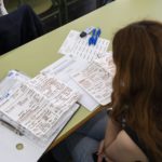 Una estudiante repasa antes de realizar uno de los exámenes de las pruebas de acceso a la universidad 2023 - Jorge Gil - Europa Press - Archivo