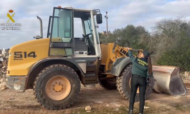 Detenido un hombre por robar una excavadora y causar daños en el mobiliario urbano de Santa Eugènia