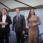 El presidente del Partido Popular, Alberto Núñez Feijóo, asiste a un coloquio junto al presidente del PP de Castilla y León y presidente de la Junta, Alfonso Fernández Mañueco, y la vicesecretaria de Educación del partido, Ester Muñoz, - FERNANDO OTERO/EUROPA PRESS