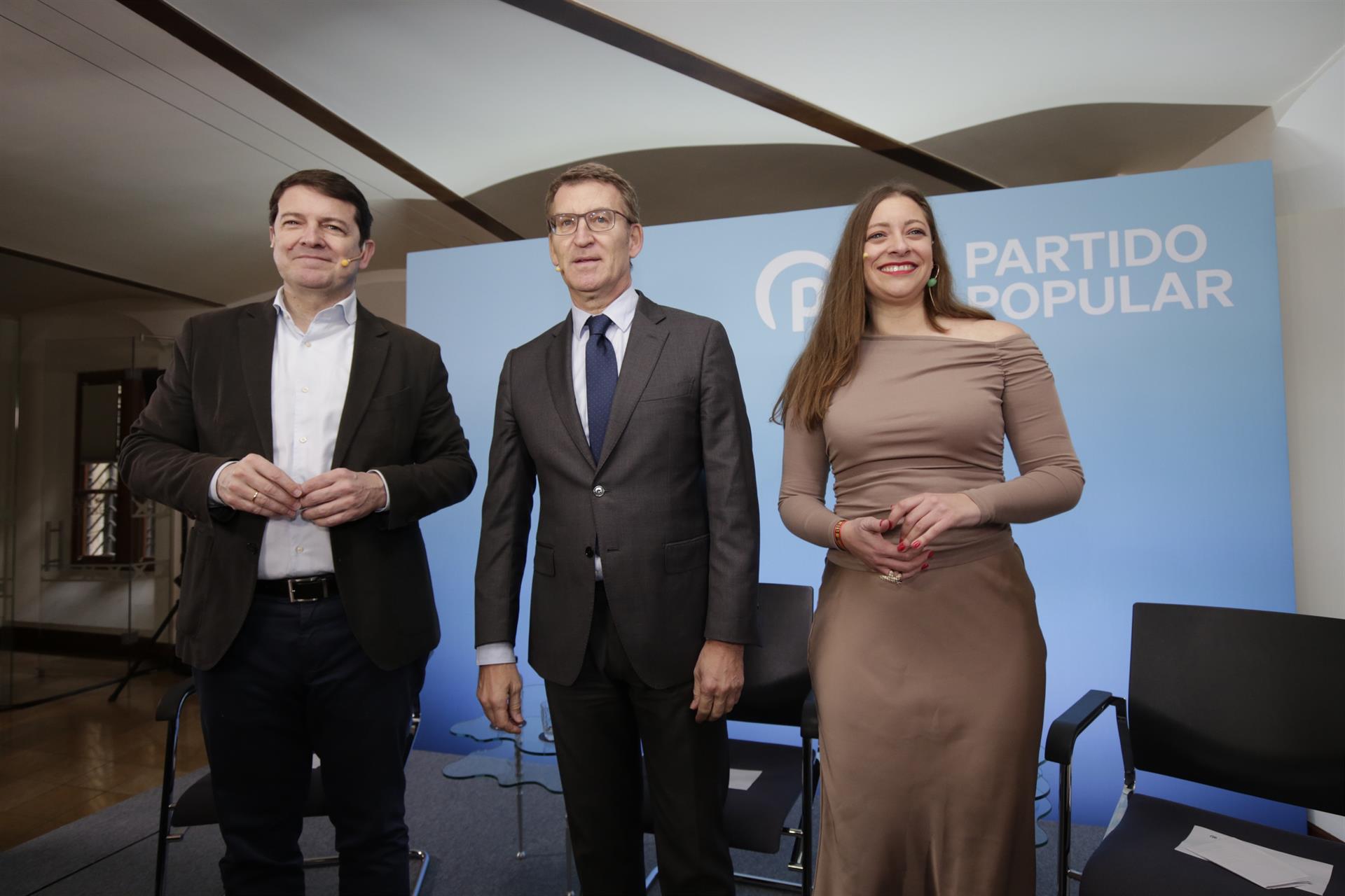 El presidente del Partido Popular, Alberto Núñez Feijóo, asiste a un coloquio junto al presidente del PP de Castilla y León y presidente de la Junta, Alfonso Fernández Mañueco, y la vicesecretaria de Educación del partido, Ester Muñoz, - FERNANDO OTERO/EUROPA PRESS