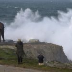 Varias personas observan el oleaje en los alrededores de la Torre de Hércules, durante el paso de la borrasca ‘Ciarán’, a 3 de noviembre de 2023, en A Coruña, Galicia (España), en una foto de archivo - M. Dylan - Europa Press - Archivo