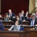 El vicepresidente Antoni Costa y la presidenta del Govern balear, Marga Prohens, durante uno de los plenos de presupuestos. - Isaac Buj - Europa Press - Archivo