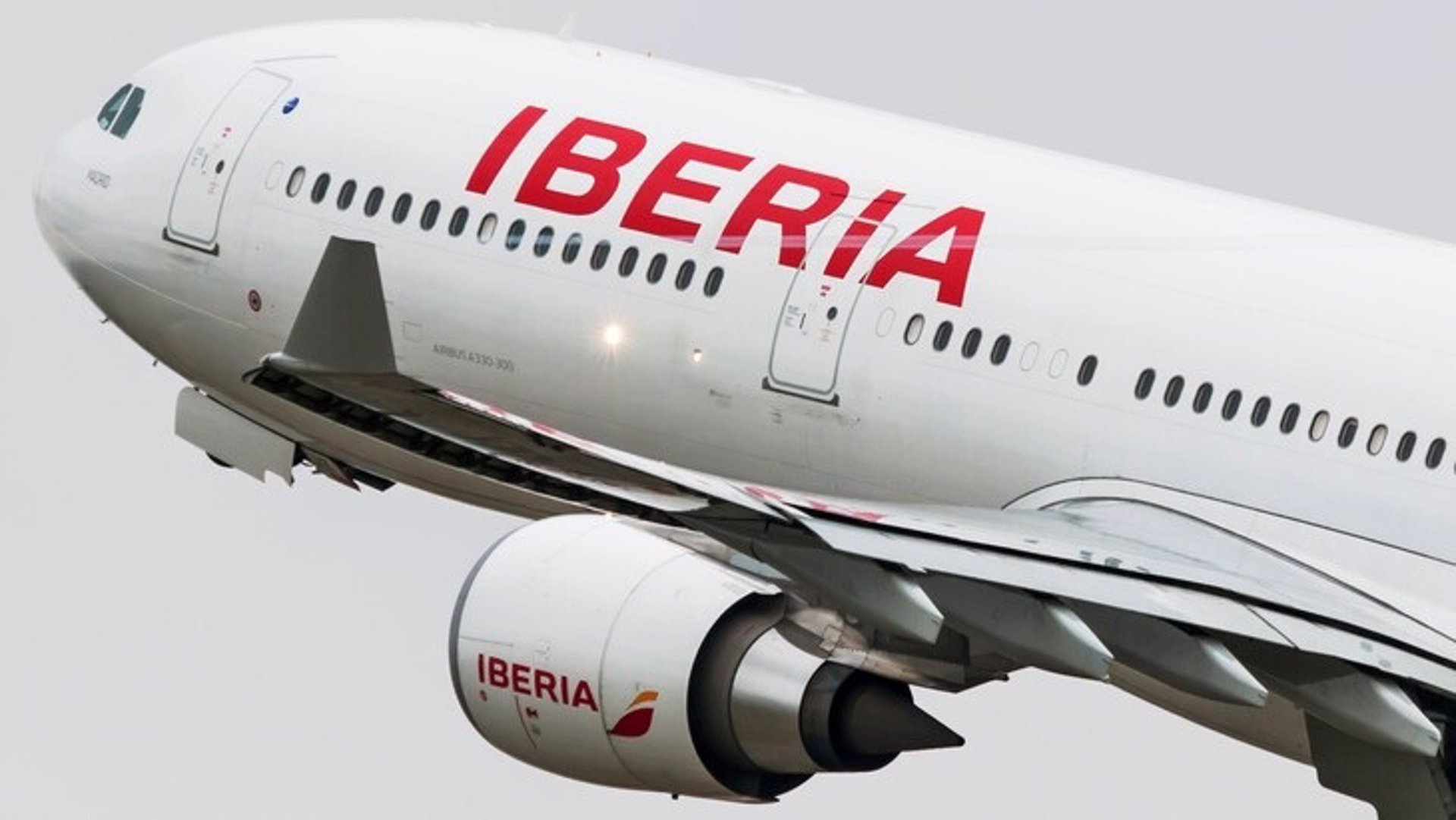 Avión de Iberia despegando - IBERIA - Archivo