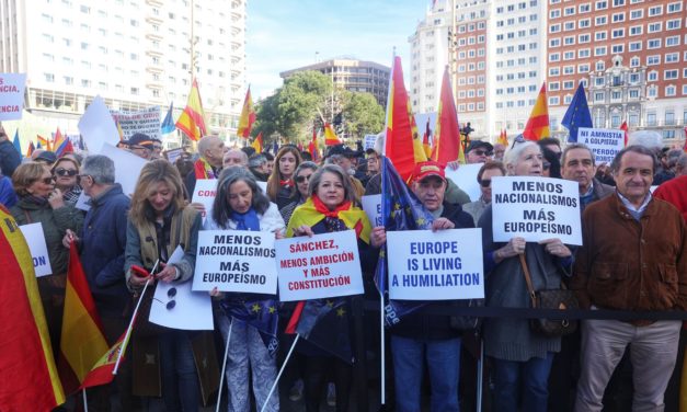 Entre 45.000 y 70.000 personas con banderas de España y de la UE secundan la cuarta protesta del PP en Madrid contra la amnistía