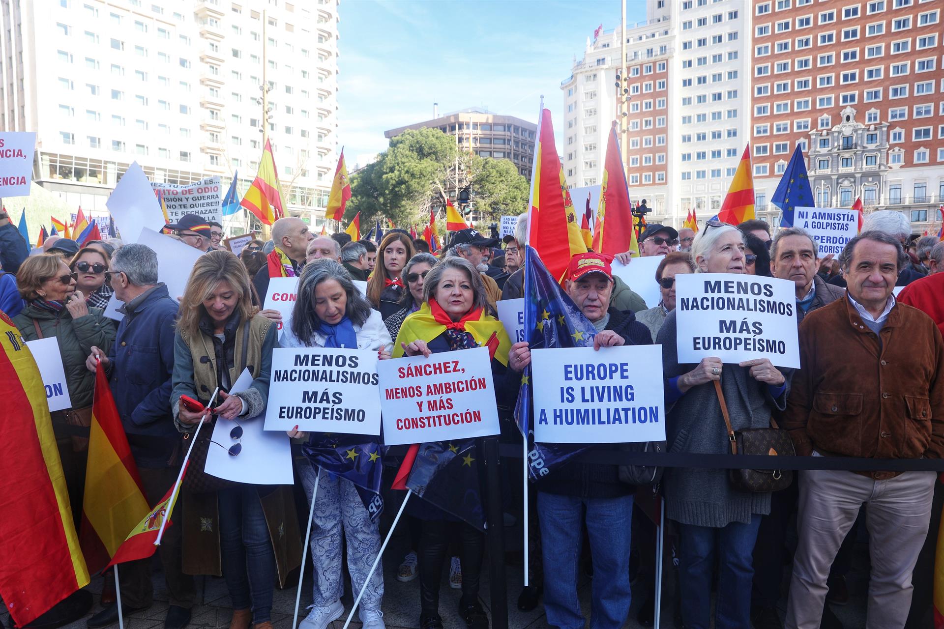 Varias personas sujetan carteles antes de una manifestación convocada por el PP, a 28 de enero de 2024, en Madrid (España). - Ricardo Rubio - Europa Press